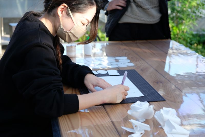 切り絵で作る冬に咲く紙のバラづくりを開催中