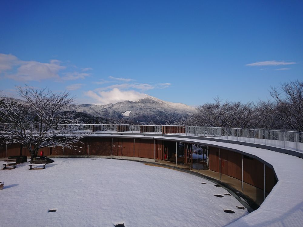 雪化粧の山々に囲まれた園内、フラワーバレンタインに大切な人と素敵な時間を