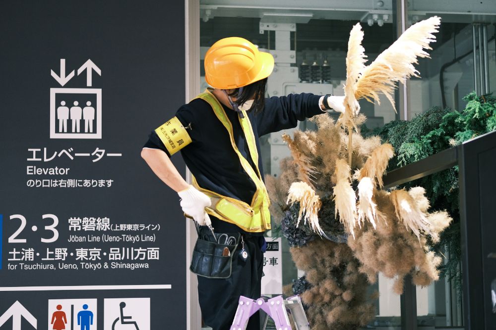 石岡駅ではお花の装飾でお迎えしています