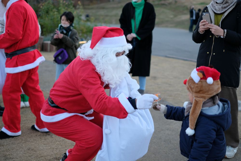 優しい明かりに包まれたクリスマス！サンタも登場