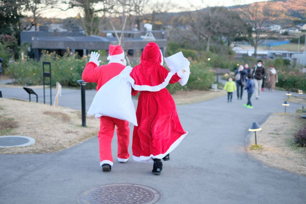 優しい明かりに包まれたクリスマス！サンタも登場