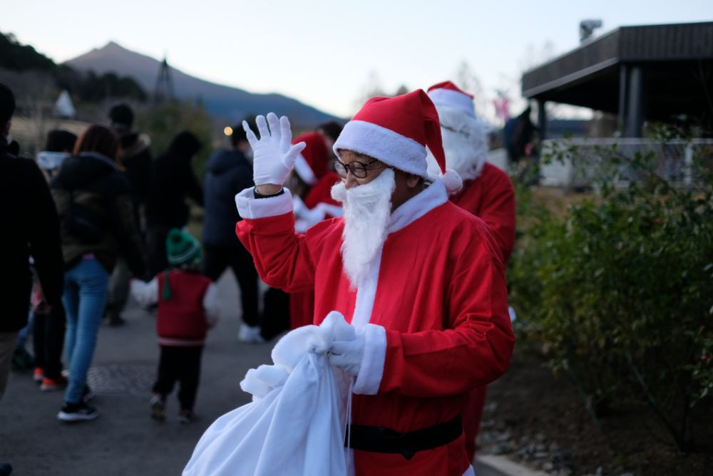 優しい明かりに包まれたクリスマス！サンタも登場