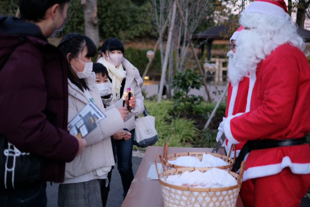 優しい明かりに包まれたクリスマス！サンタも登場