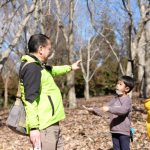 河津桜が見頃を迎える今週末に開催！「森の役立つ植物たちを巡る散策ツアー」