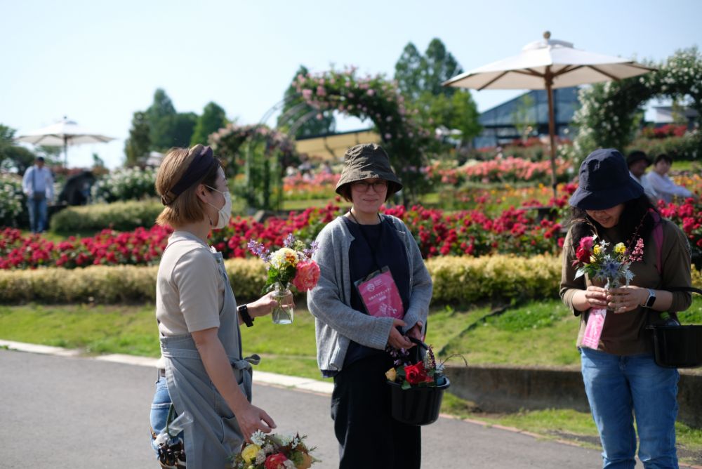 春バラと初夏の草花摘みアクティビティ