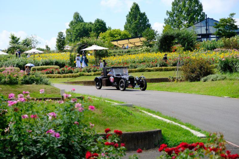 花のコースを駆け抜けたクラシックカー！明日7/30は音の花束コンサートでJazz Live！