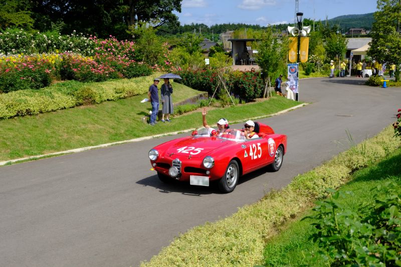 花のコースを駆け抜けたクラシックカー！明日7/30は音の花束コンサートでJazz Live！