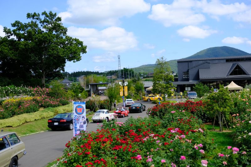 花のコースを駆け抜けたクラシックカー！明日7/30は音の花束コンサートでJazz Live！