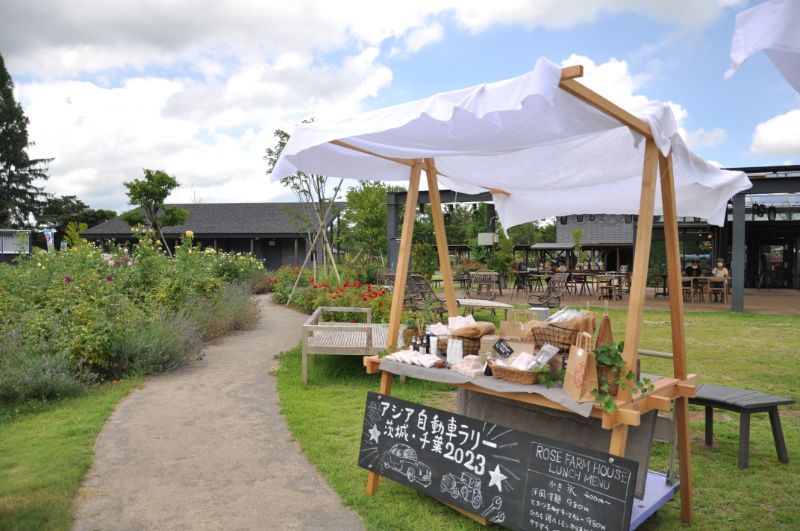 花のコースを駆け抜けたクラシックカー！明日7/30は音の花束コンサートでJazz Live！