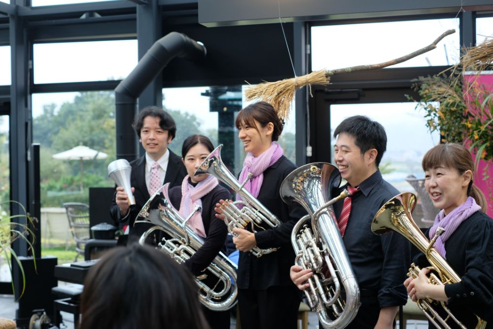 バラと温かな音色に包まれる、金管バンドの「音の花束コンサート」開催