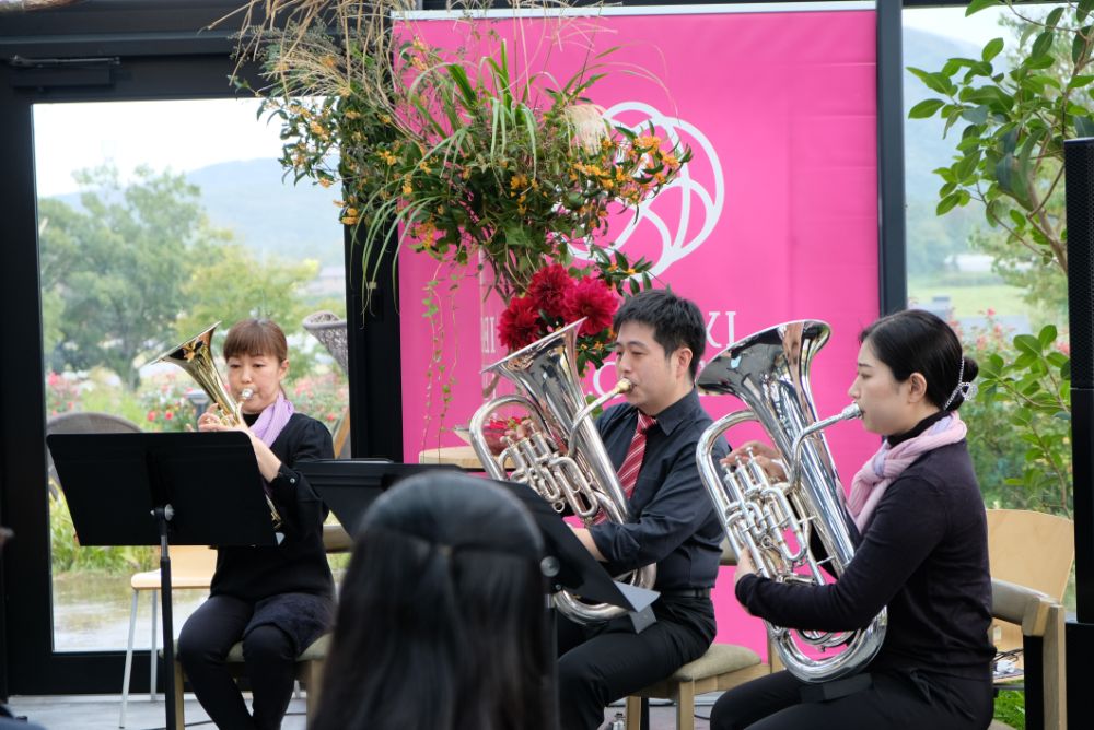 バラと温かな音色に包まれる、金管バンドの「音の花束コンサート」開催