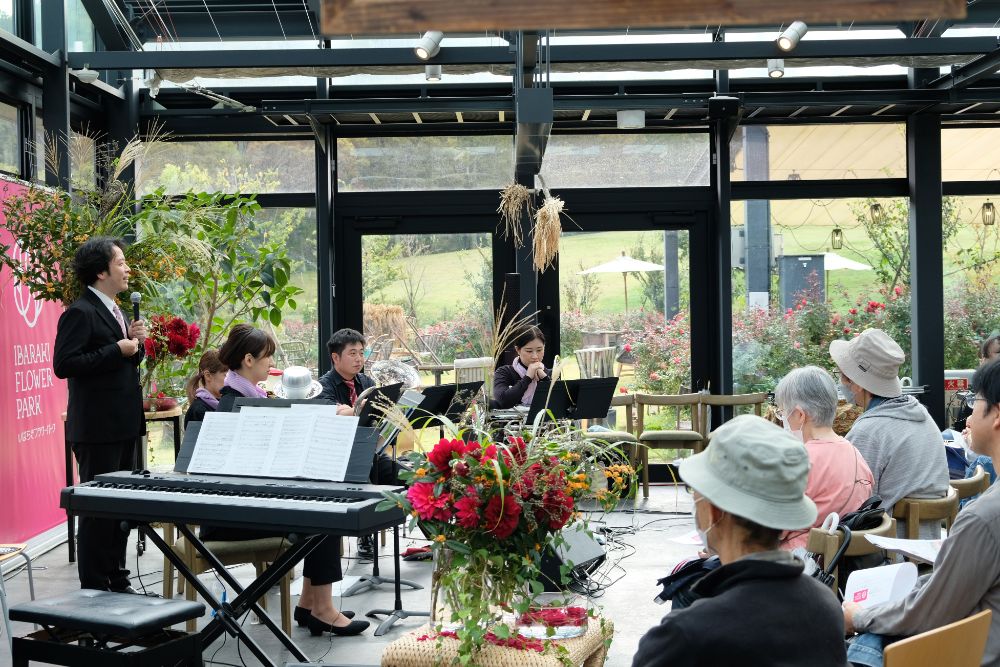 バラと温かな音色に包まれる、金管バンドの「音の花束コンサート」開催