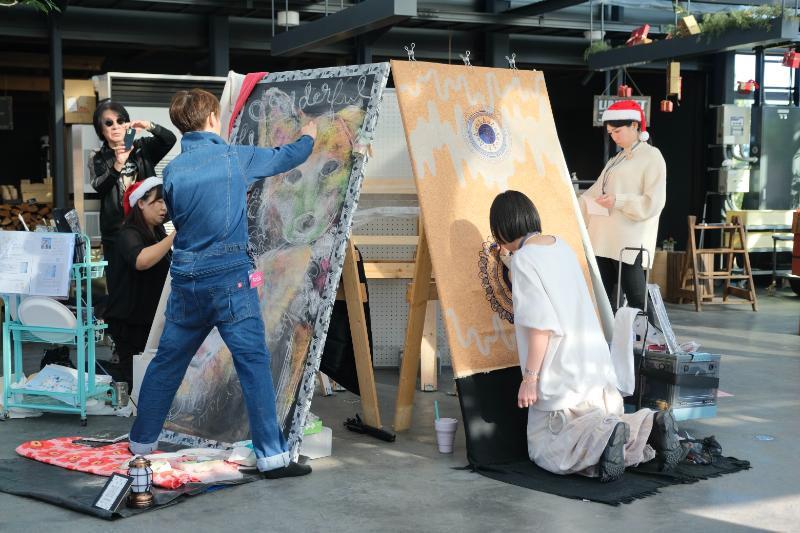 ライブペイントを開催！エントランスギャラリーでの作品展